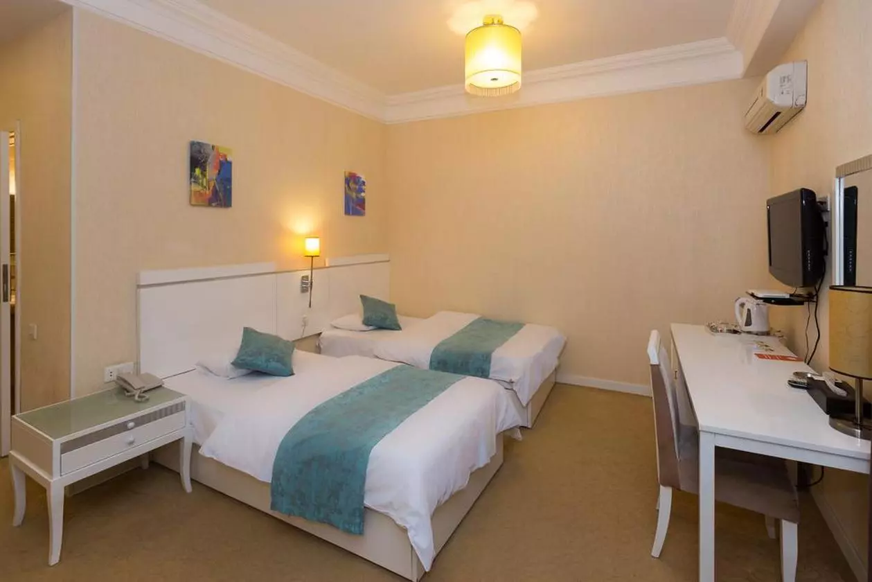 AMBER_SHABAVIZ (2).jpg